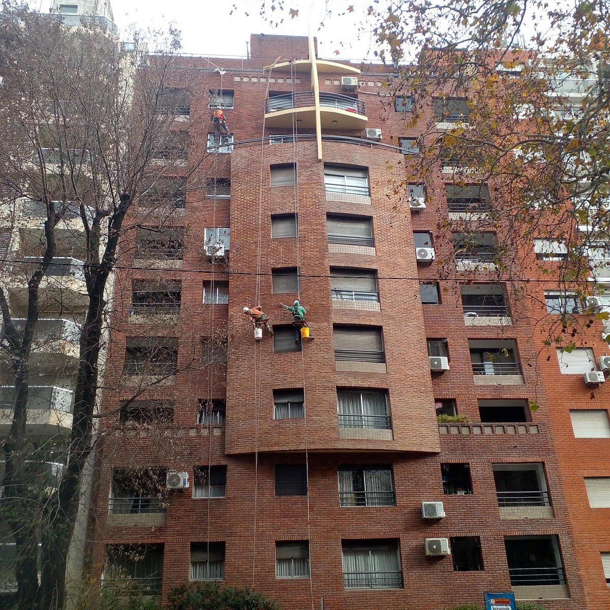Trabajos en altura en fachada de edificio