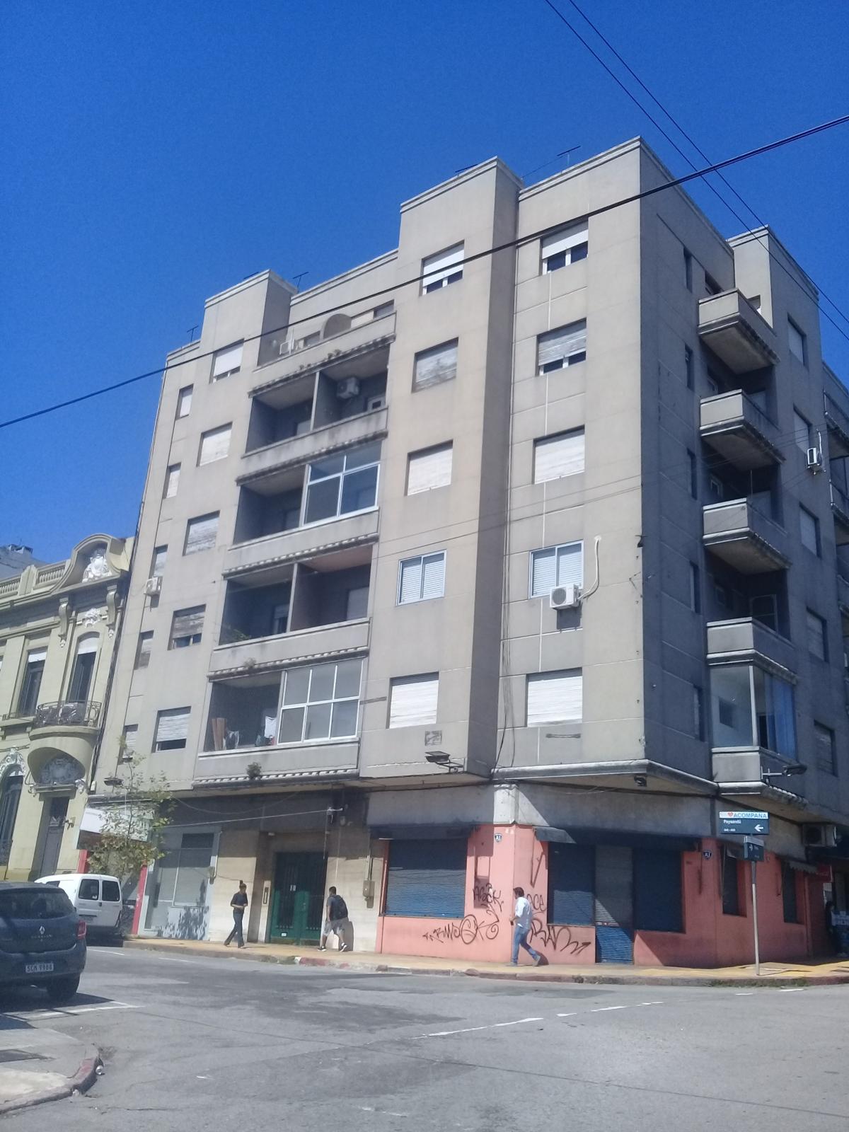 Edificio Paysandú – Sanitaria y pintura de pozo de aire. Calle Paysandú, Montevideo.