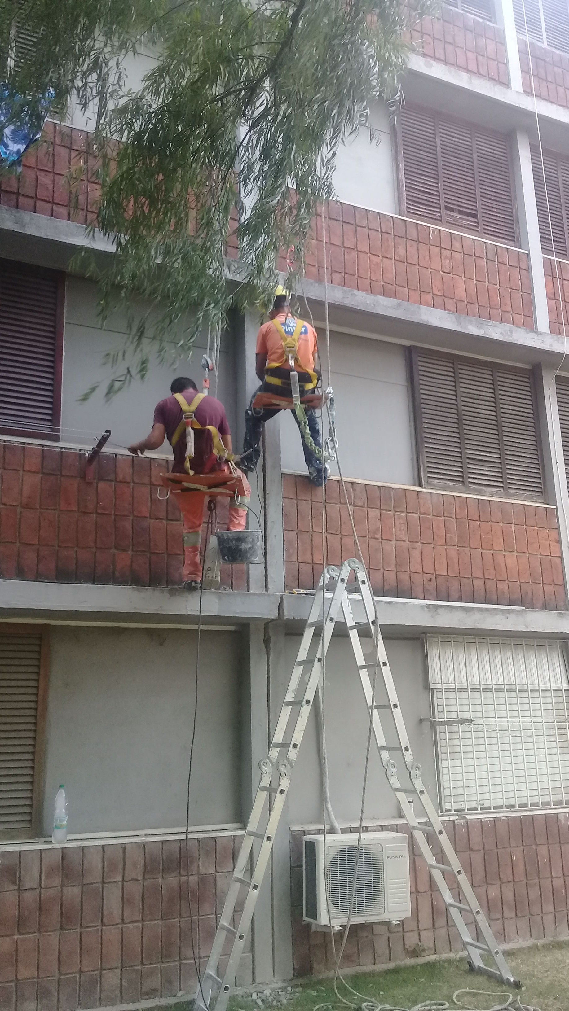 Complejo Centenario – Reparación de fachada. Avenida Centenario, Montevideo.