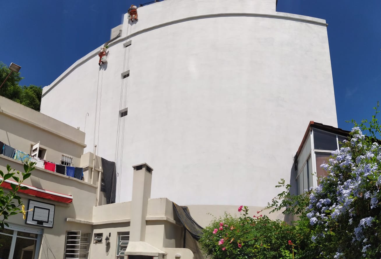Edificio Bristol – Pintura de medianeras y colocación de tanques de agua en azotea. Bulevar Artigas e Itapúa, Montevideo.