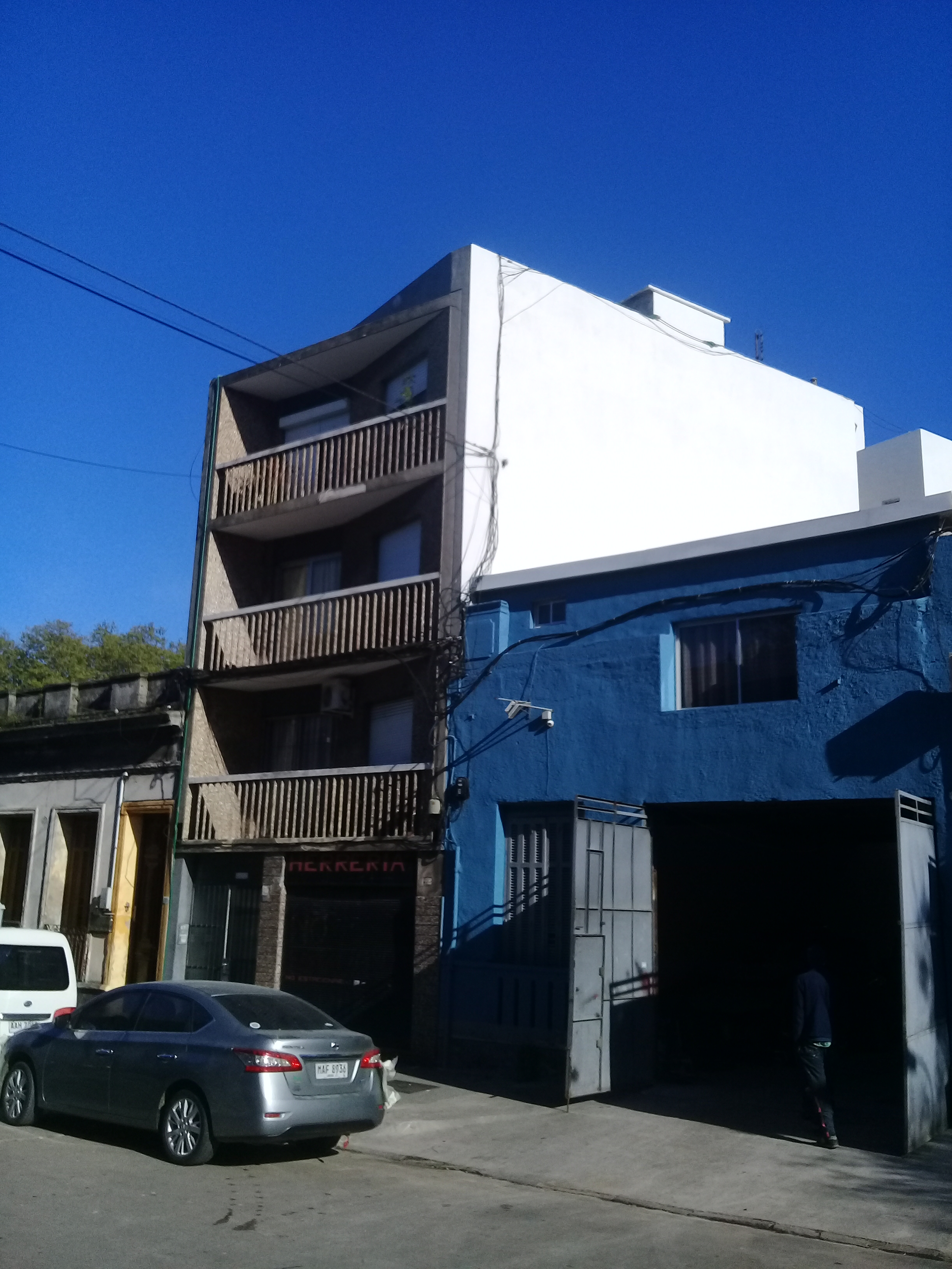 Edificio Errazquin – Pintura de fachada y medianeras. Calle Errazquin, Montevideo.