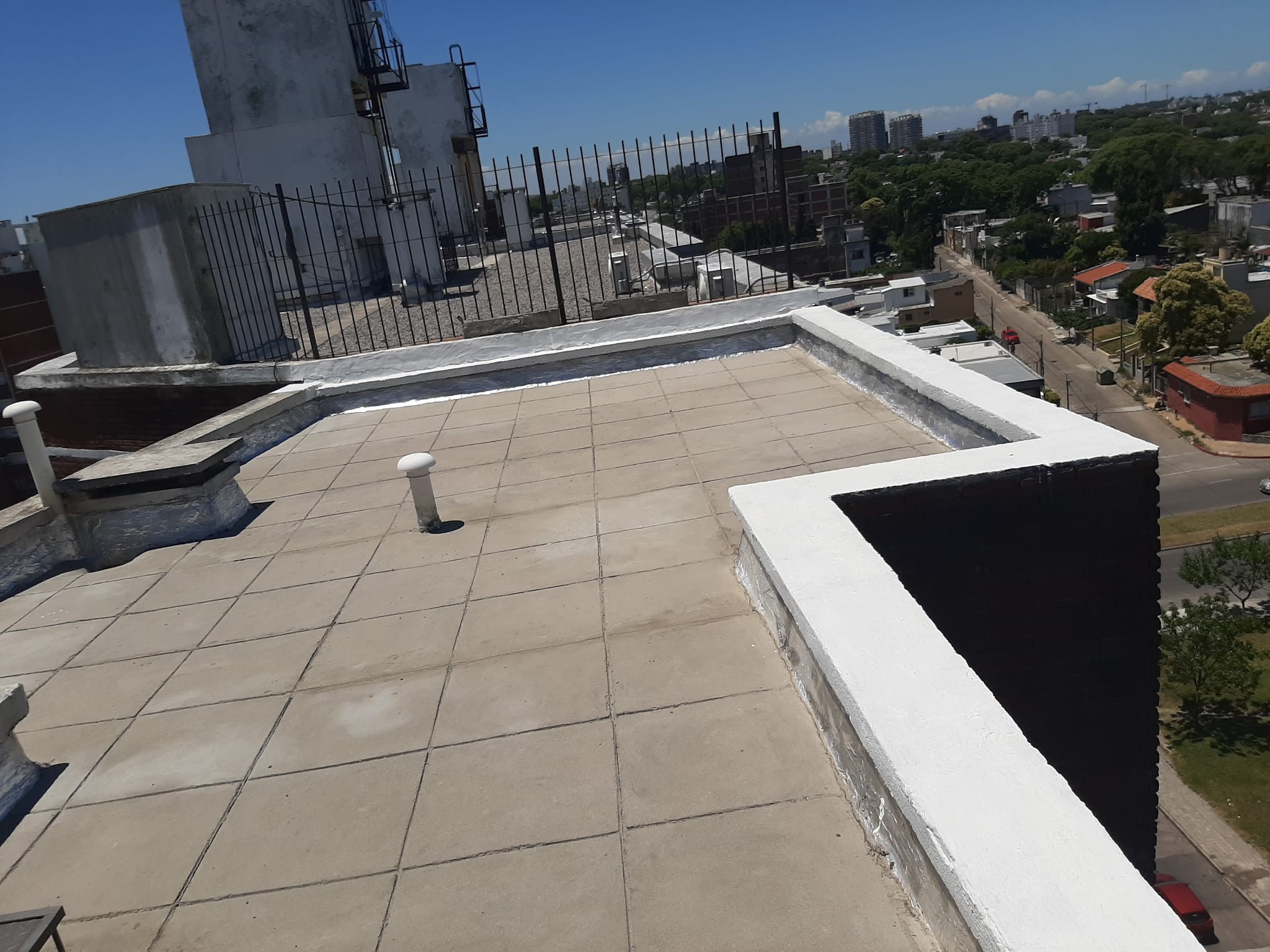 Edificio Cooperativa Nuestro Sueño – Impermeabilización de azotea superior. Calle Santiago Rivas, Montevideo.