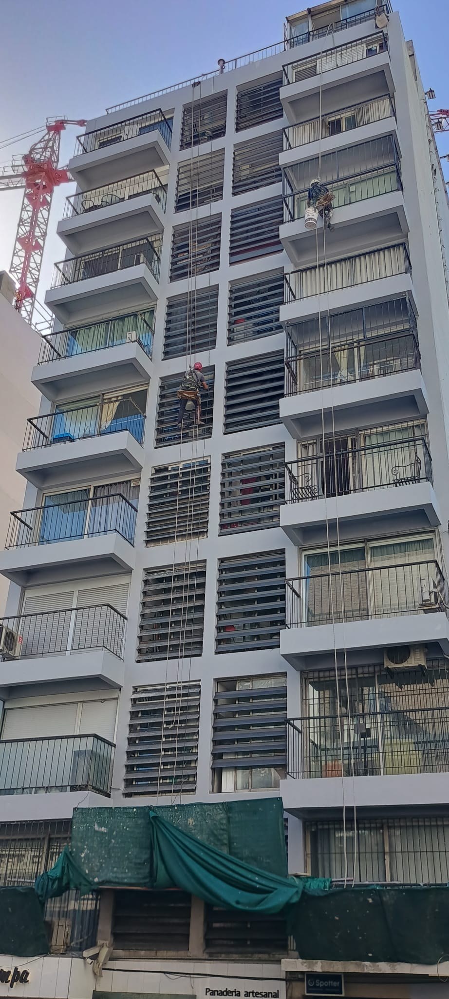 Edificio Dante Alighieri – Pintura de fachadas e impermeabilización de balcones. Calle Víctor Haedo, Montevideo.