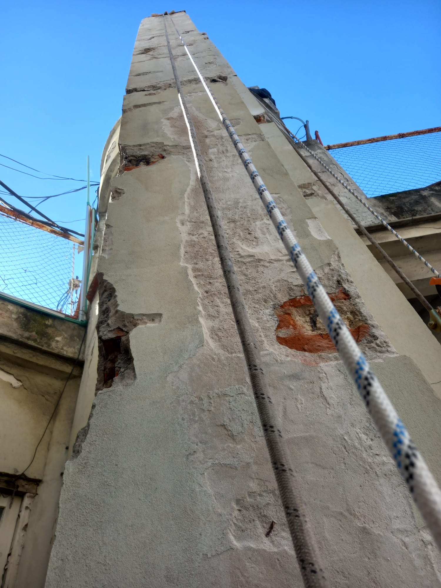 Edificio Anpay – Reparación de chimenea y pozo de aire. Calles Andes y Paysandú, Montevideo.