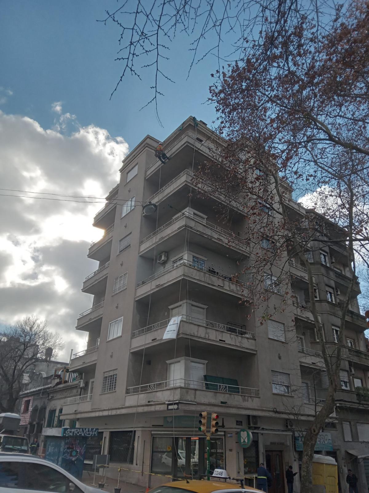 Edificio Alcántara – Reparación de fachadas y pintura de planta baja. Calles Canelones y Juan Paullier, Montevideo.