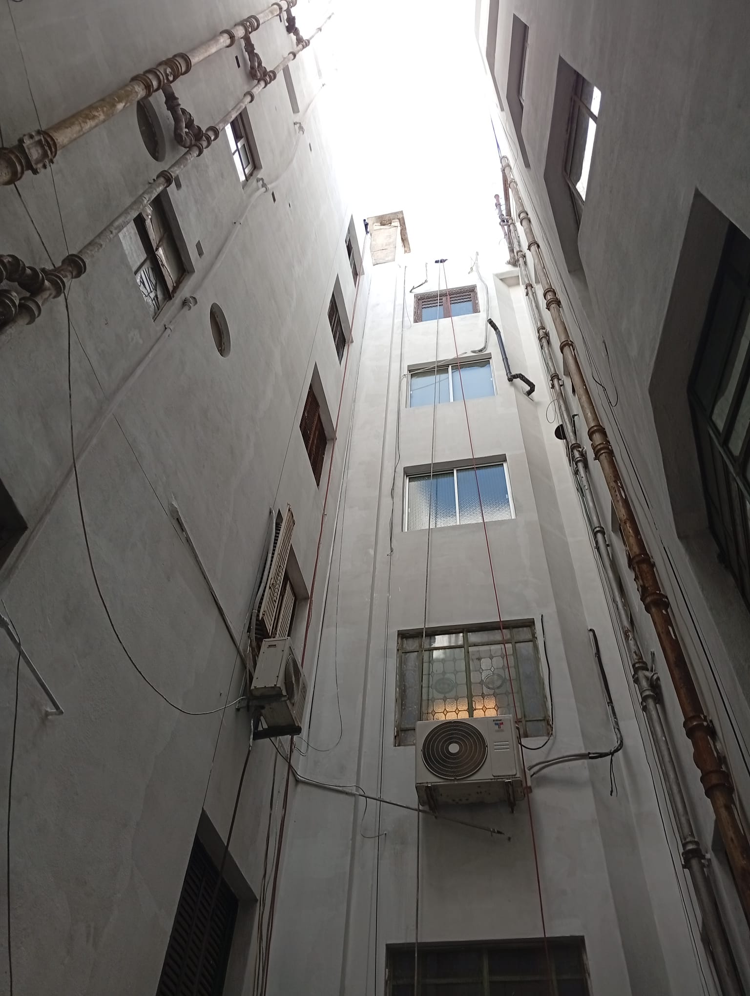 Edificio Andes – Pintura de pozos de aire. Calle Germán Araújo, Montevideo.