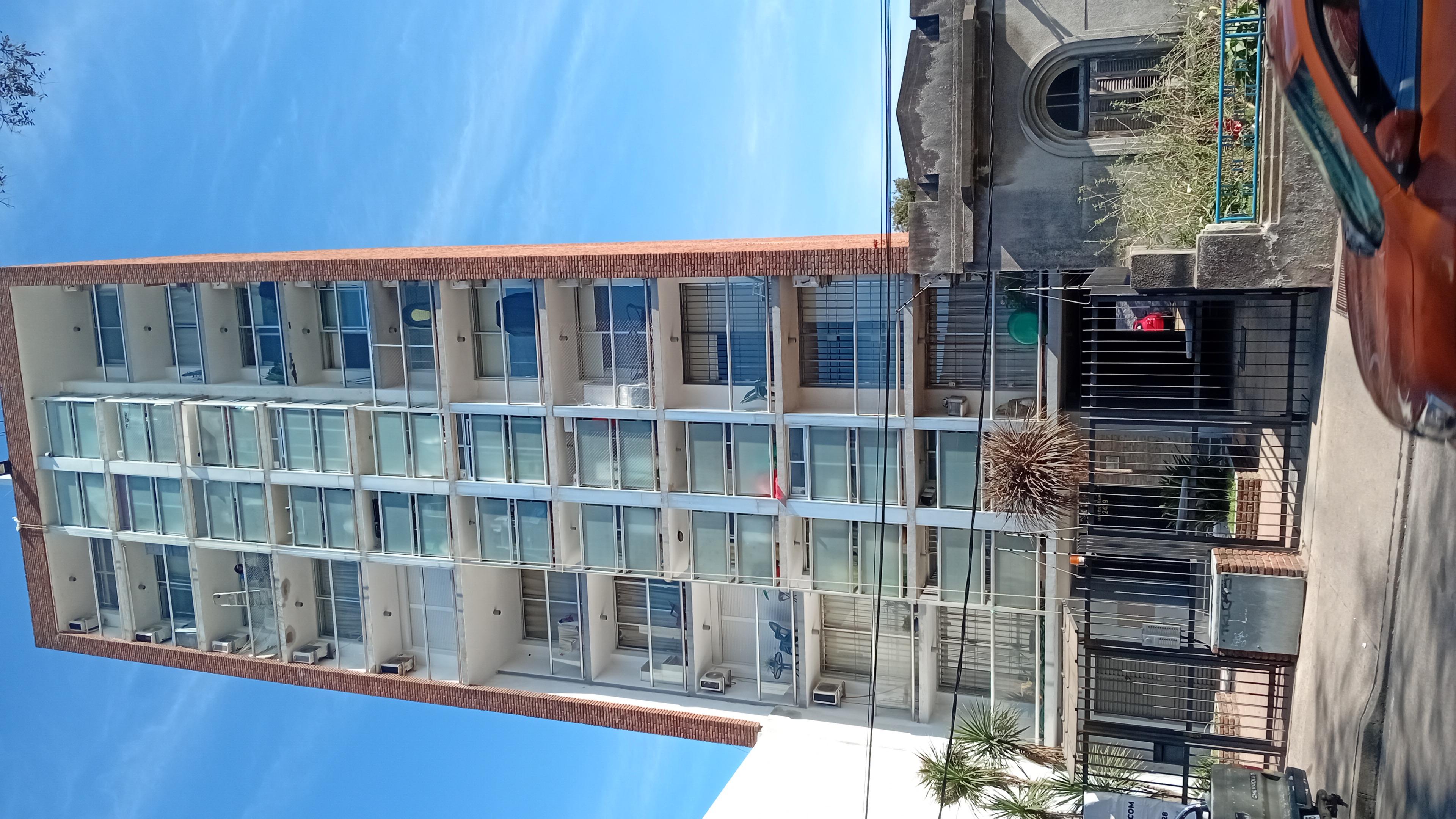 Edificio Martín Fierro – Pintura de fachada y bajadas de aire acondicionado. Calle Martín Fierro, Montevideo.