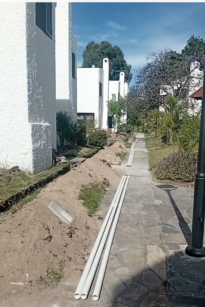 Cooperativa Oriental – Abastecimiento exterior, cañerías para fibra óptica y portería. Calles René y Ledo Arroyo, Montevideo.