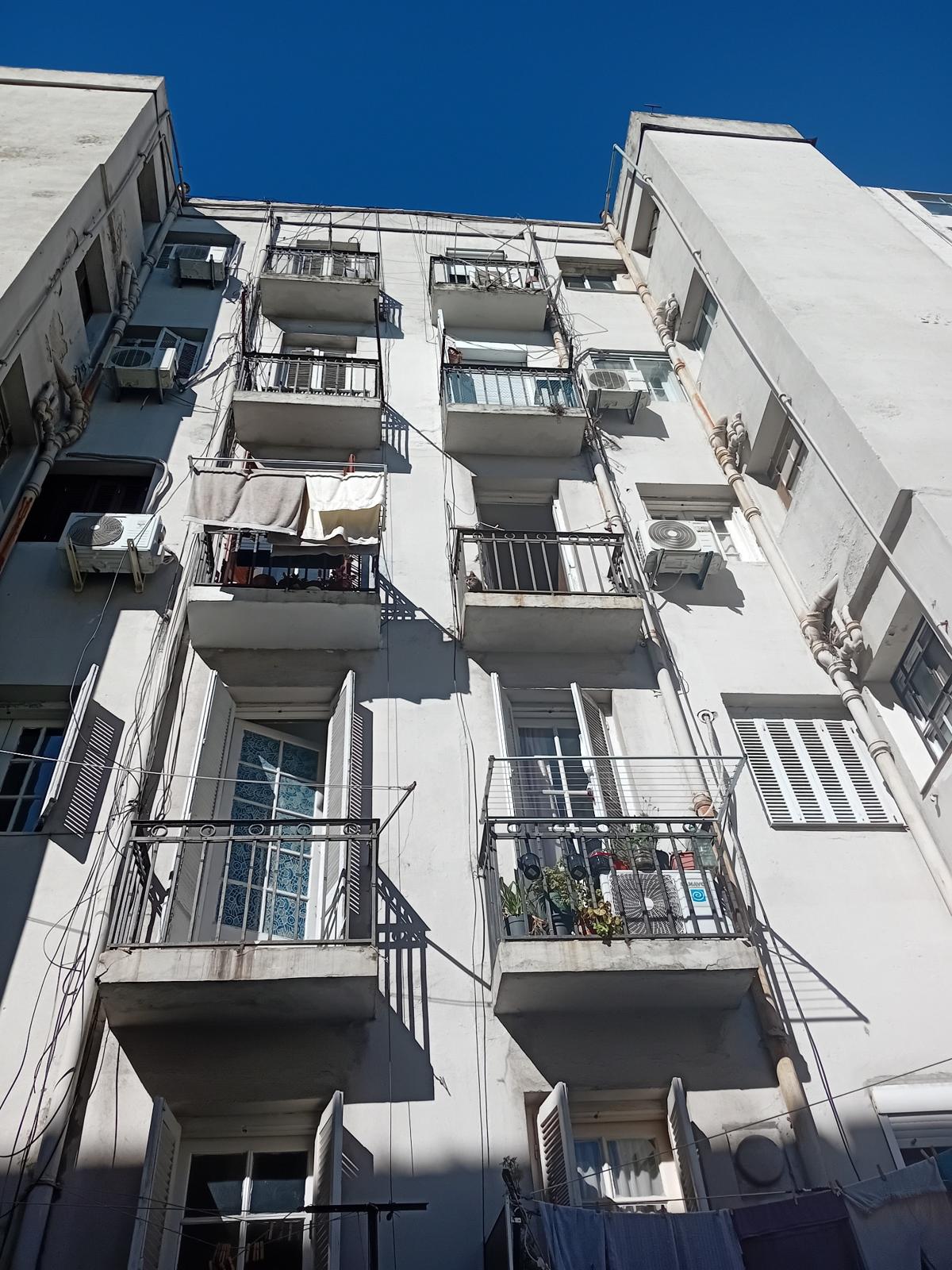 Edificio 18 de Julio – Pintura de fachada posterior. Avenida 18 de Julio, Montevideo.