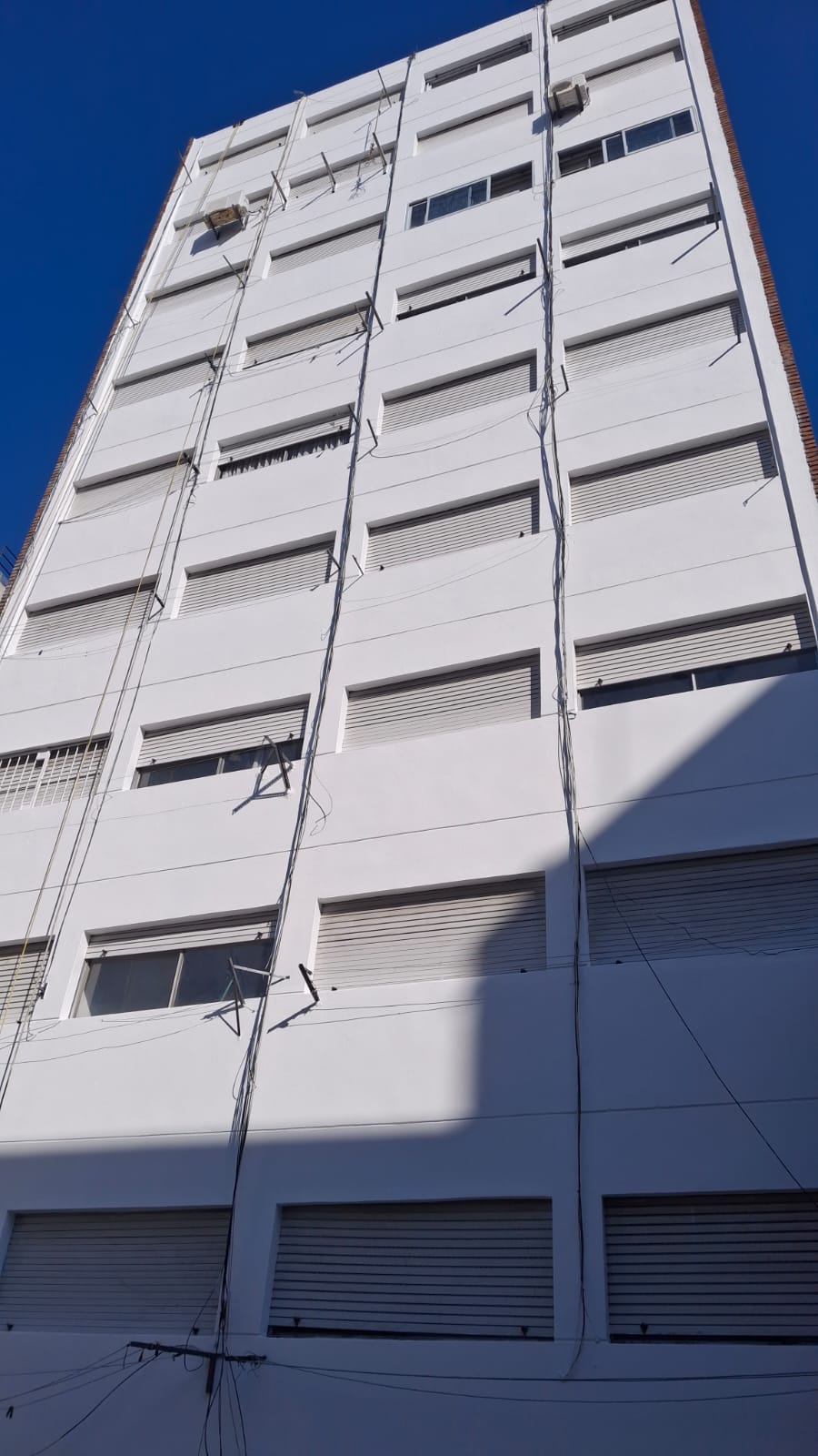 Edificio El Entrevero – Pintura de fachada posterior e impermeabilización de azotea. Calle Julio Herrera y Obes, Montevideo.