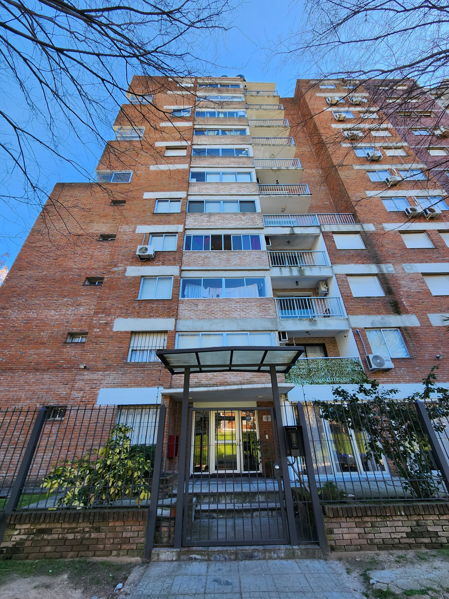 Edificio Cooperativa Nuestro Sueño – Pintura de fachada principal y bajadas de aire acondicionado. Calle Santiago Rivas, Montevideo.
