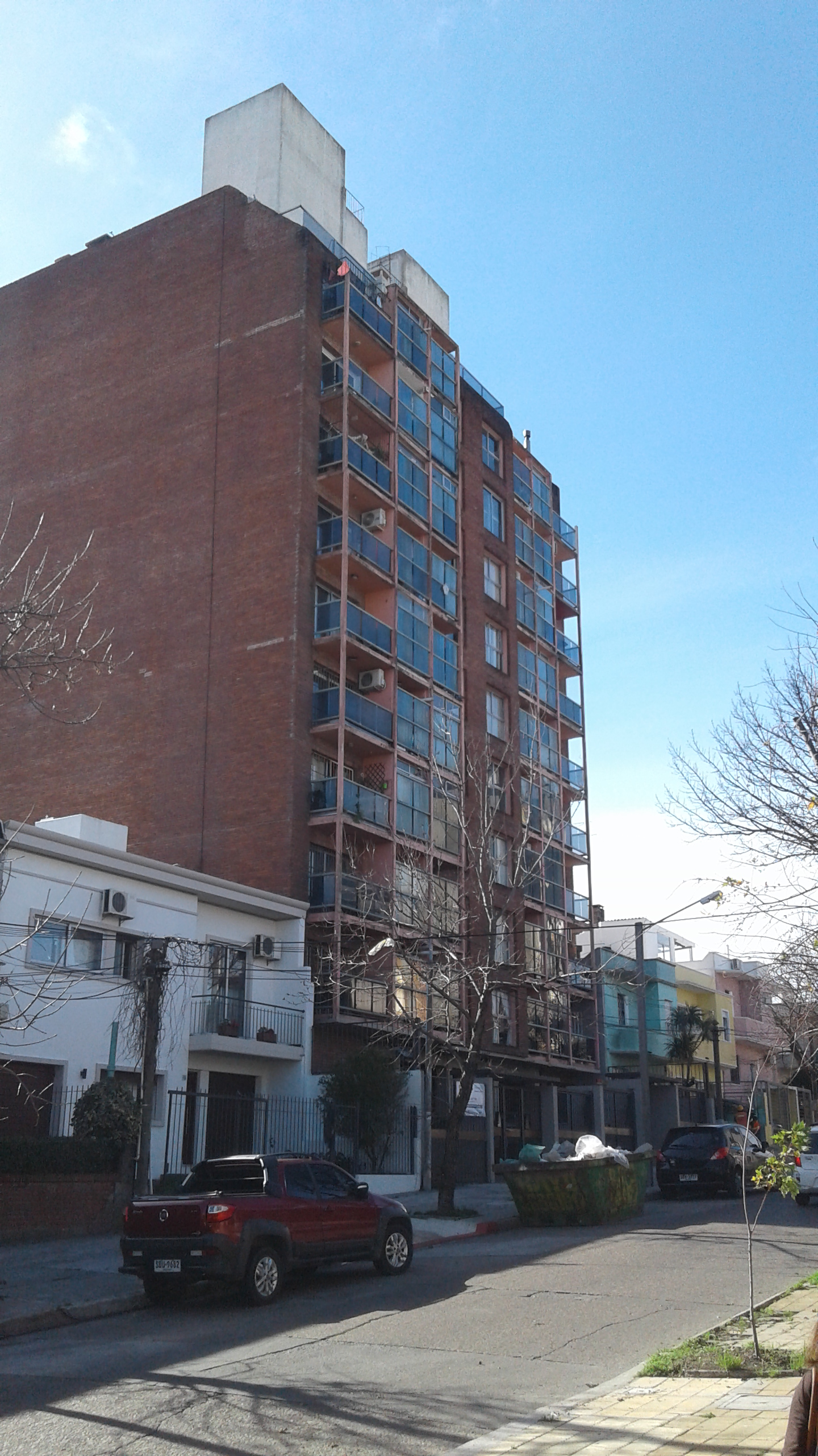 Edificio Torre de las Artes – Pintura de fachada e impermeabilización de terrazas. Calle Francisco Muñoz, Montevideo.