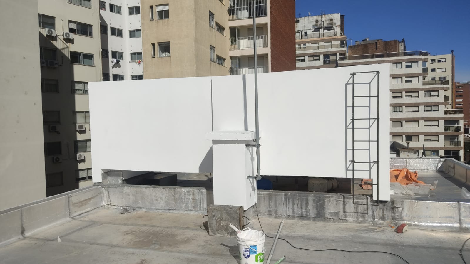Edificio Terrazas del Faro – Impermeabilización y pintura de tanque de agua superior. Calle Bolívar Baliñas, Montevideo.