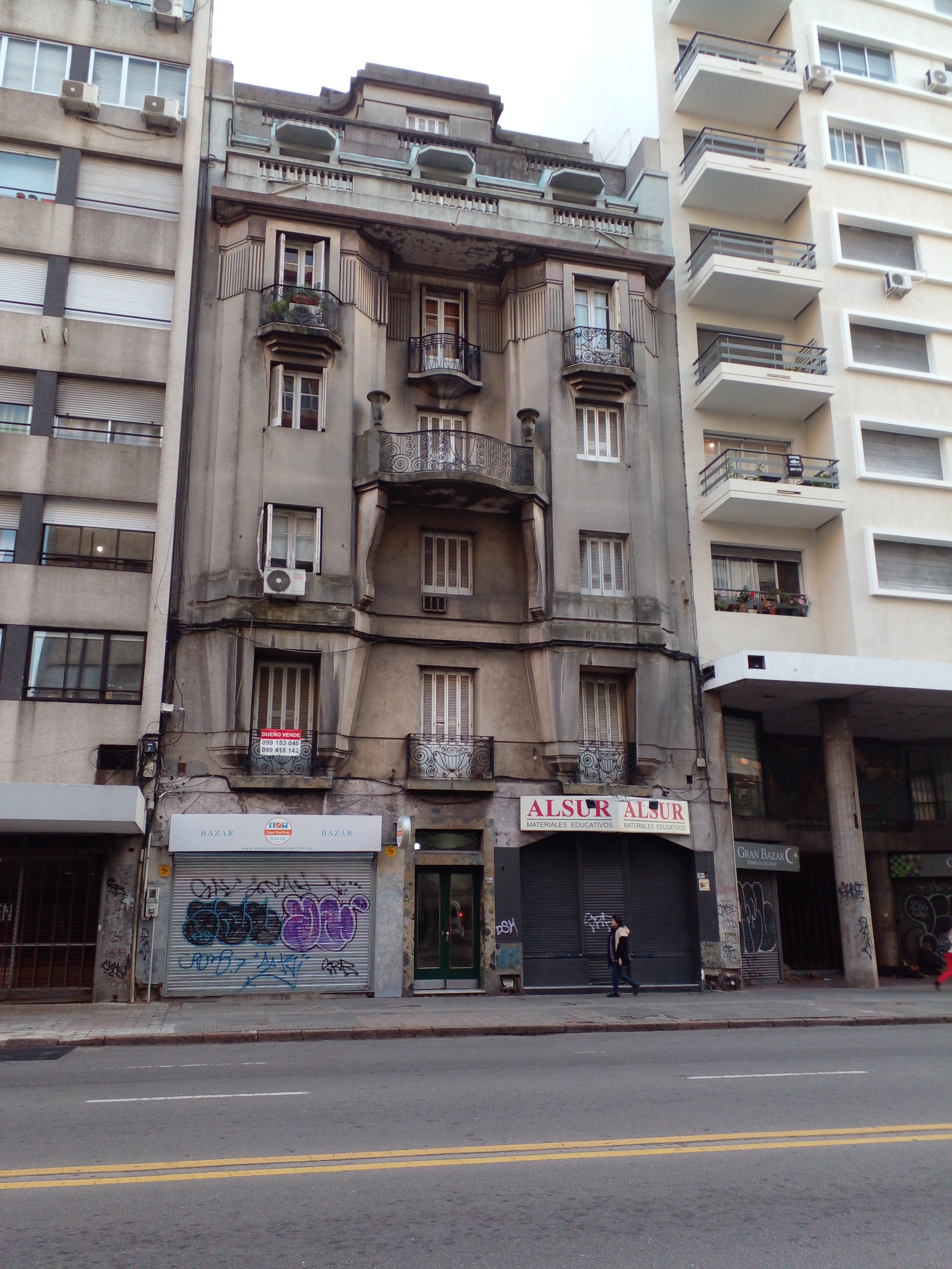 Local comercial Centro del Consumidor – Reforma interior. Avenida 18 de Julio, Montevideo.
