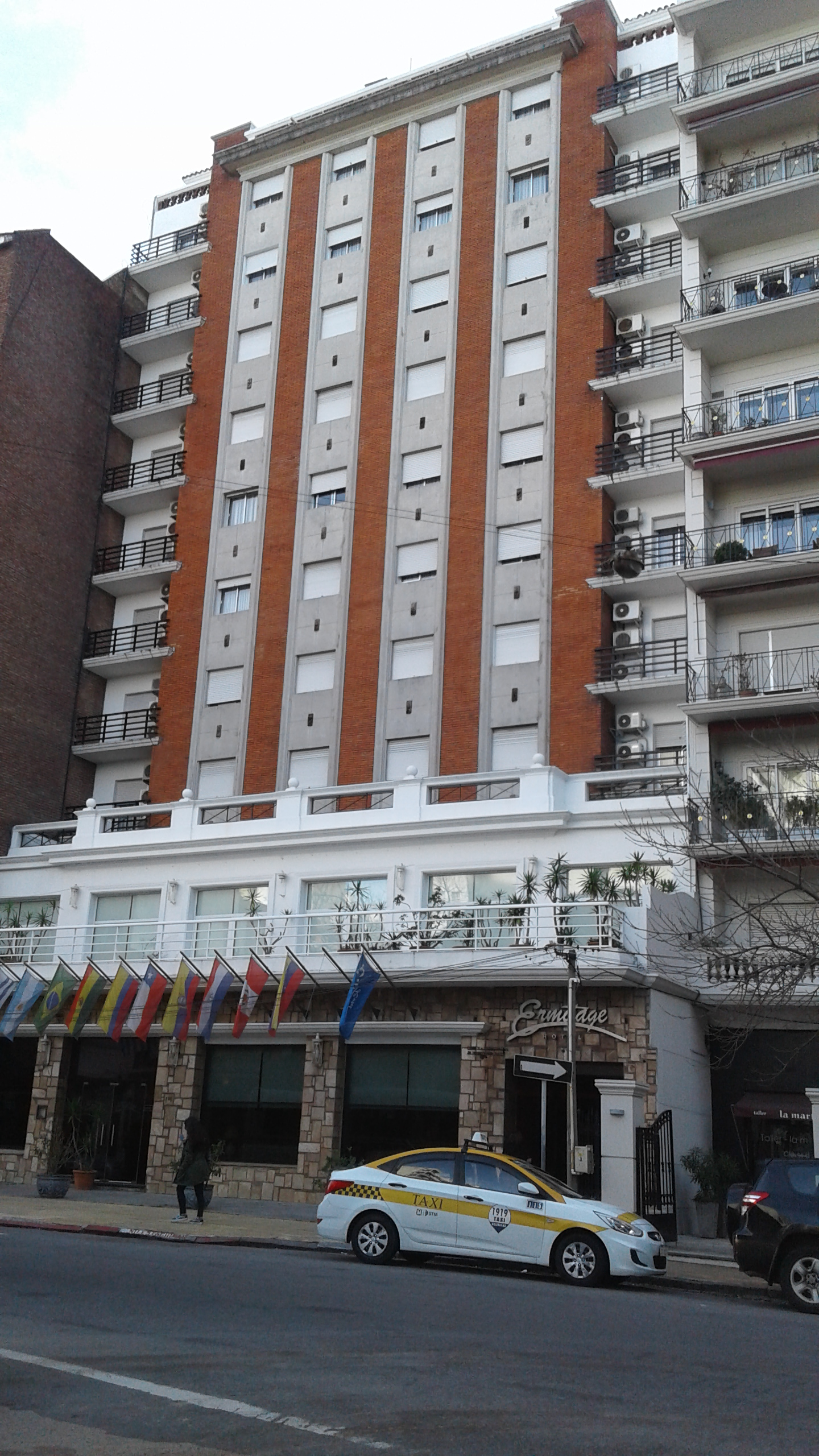 Hotel Ermitage – Pintura de fachadas y terraza del piso 1. Calle Juan Benito Blanco, Montevideo.