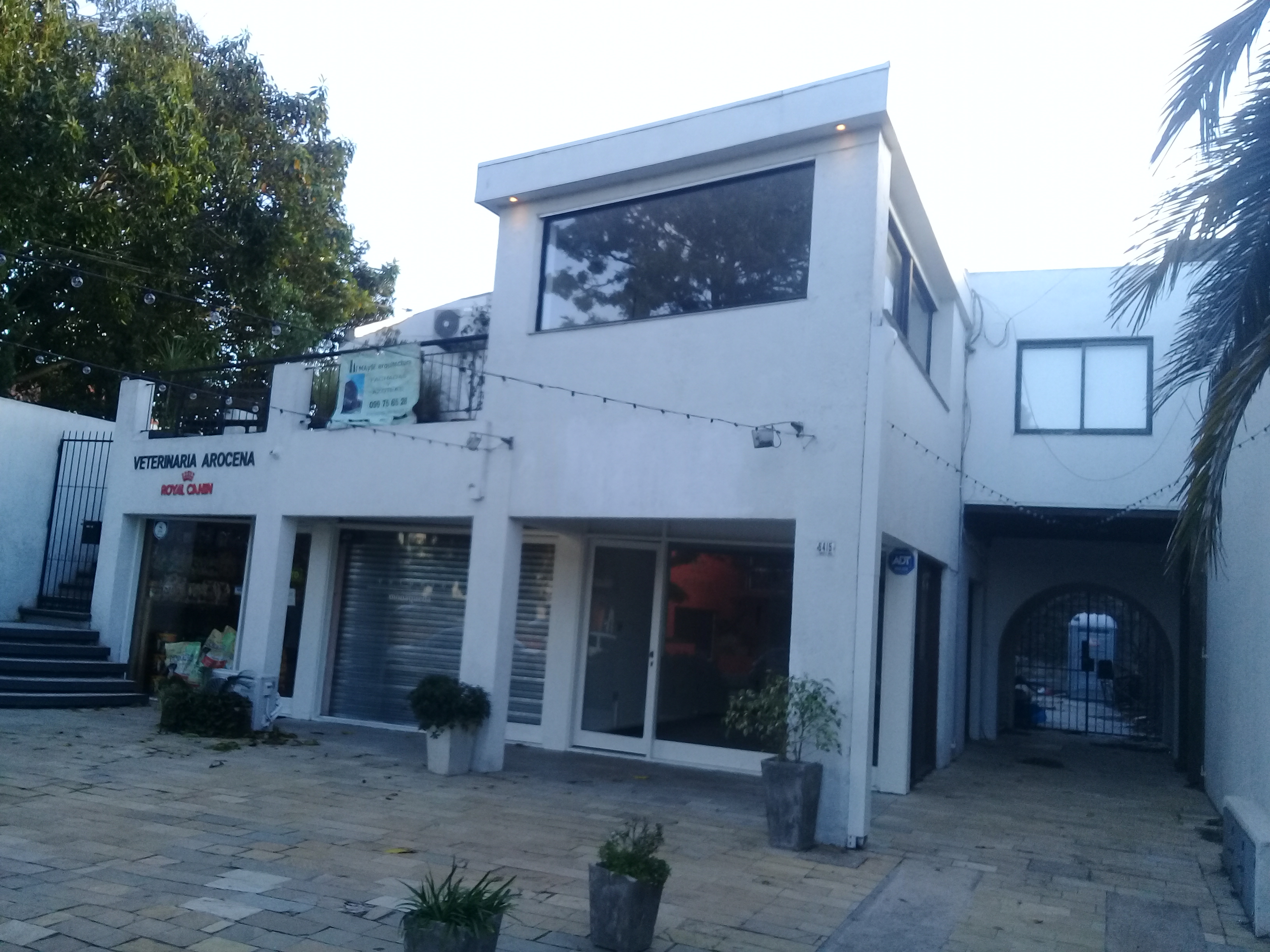 Locales comerciales Carrasco – Impermeabilización de azotea superior, pintura de medianera e impermeabilización de terraza del piso 1. Calle Sáez, Montevideo.