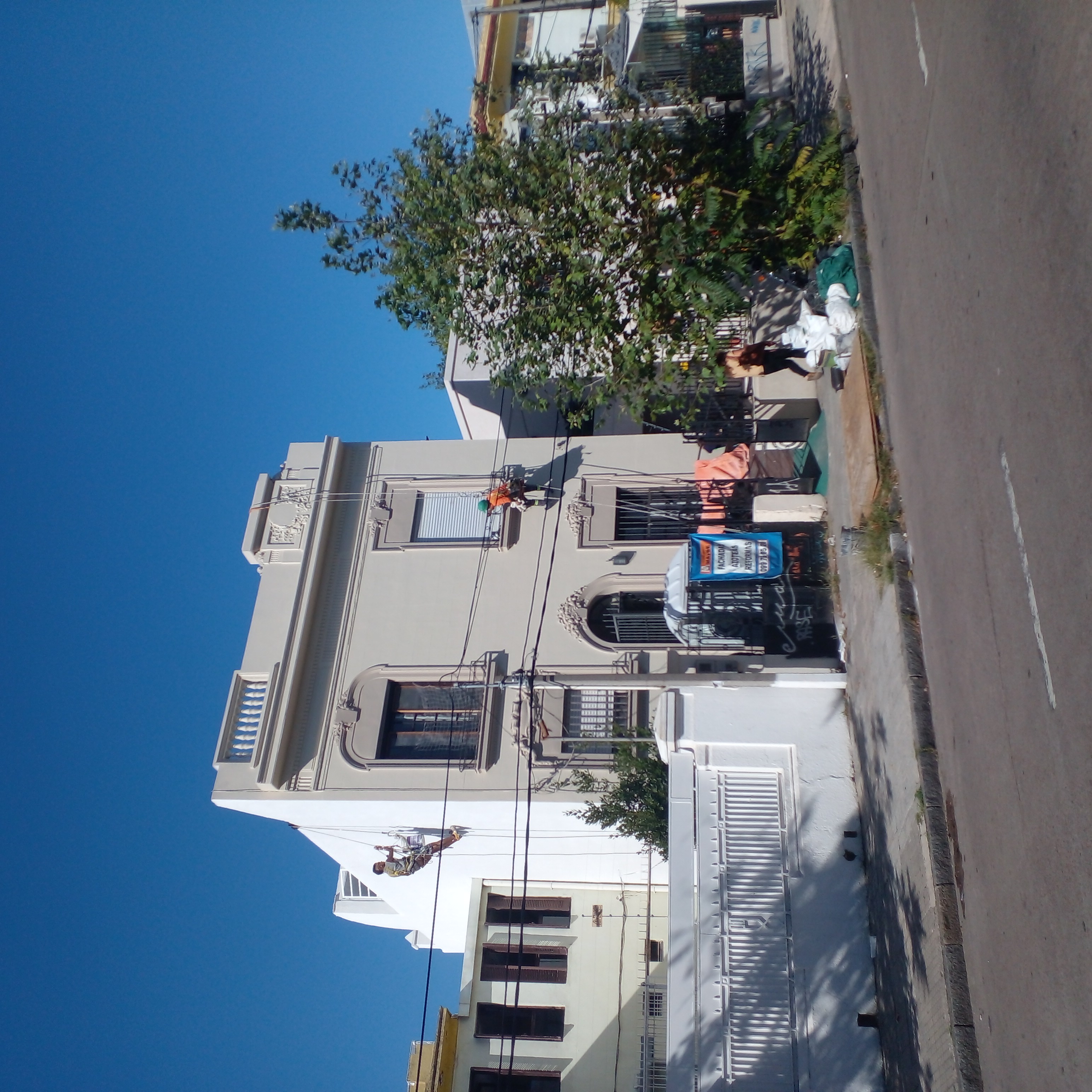 Centro interdisciplinario Prado – Pintura de fachada principal y medianeras. Avenida Millán, Montevideo.