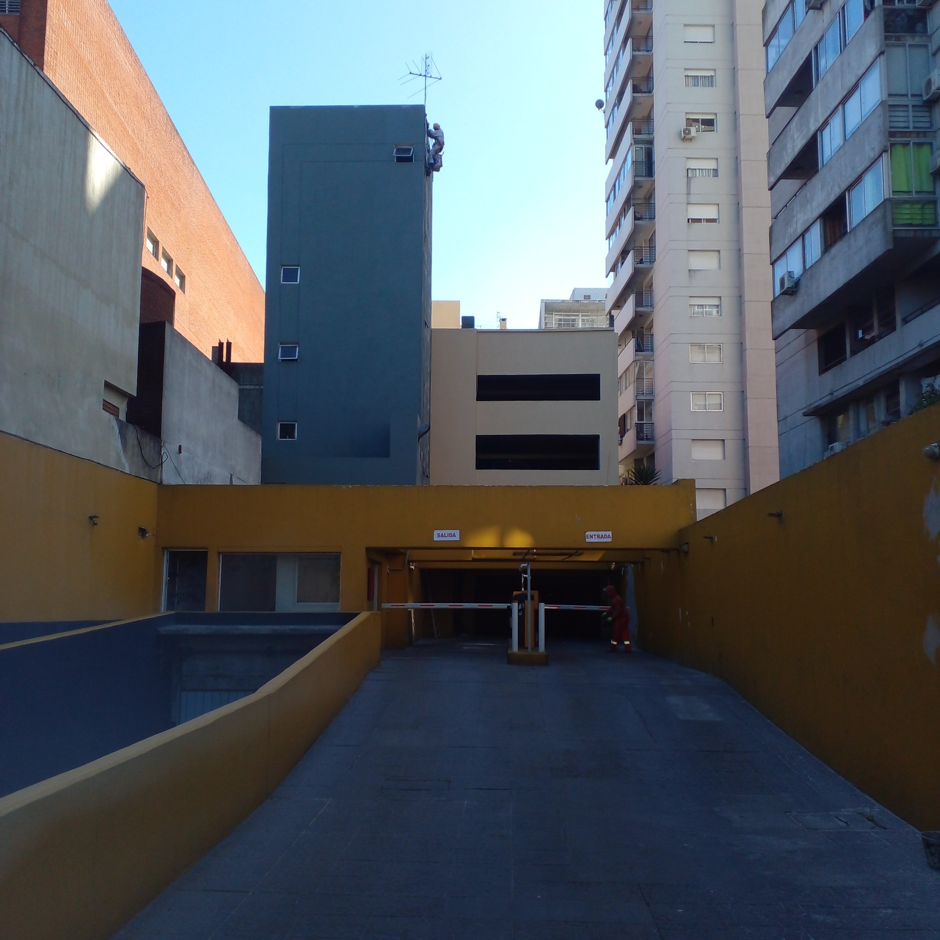 Estacionamiento Mauá – Pintura de azotea superior, hidrolavado interior y pintura de fachadas. Avenida Italia, Montevideo.
